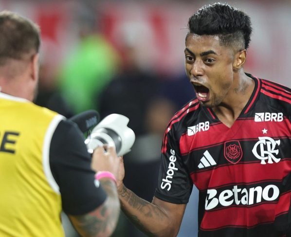 Fla vence, aproveita derrota do Palmeiras e volta a igualar rival