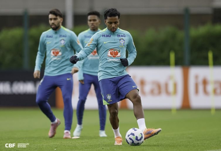 Seleção realiza primeiro treino para amistosos na Europa