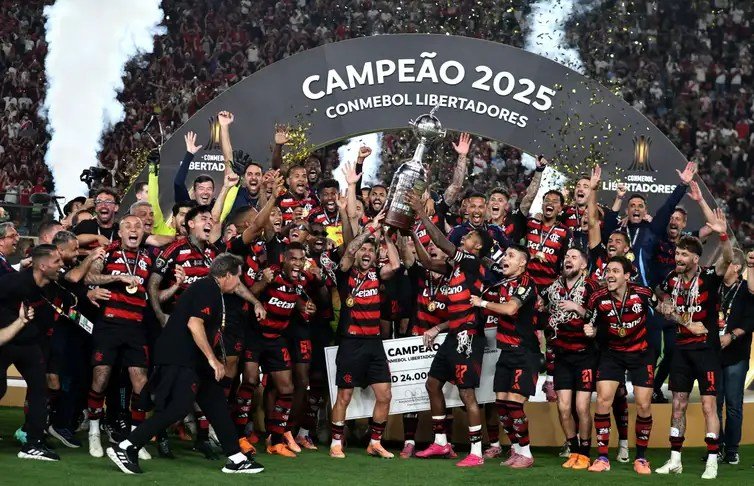 Famílias se juntam à multidão para festejar título do Flamengo no RJ
