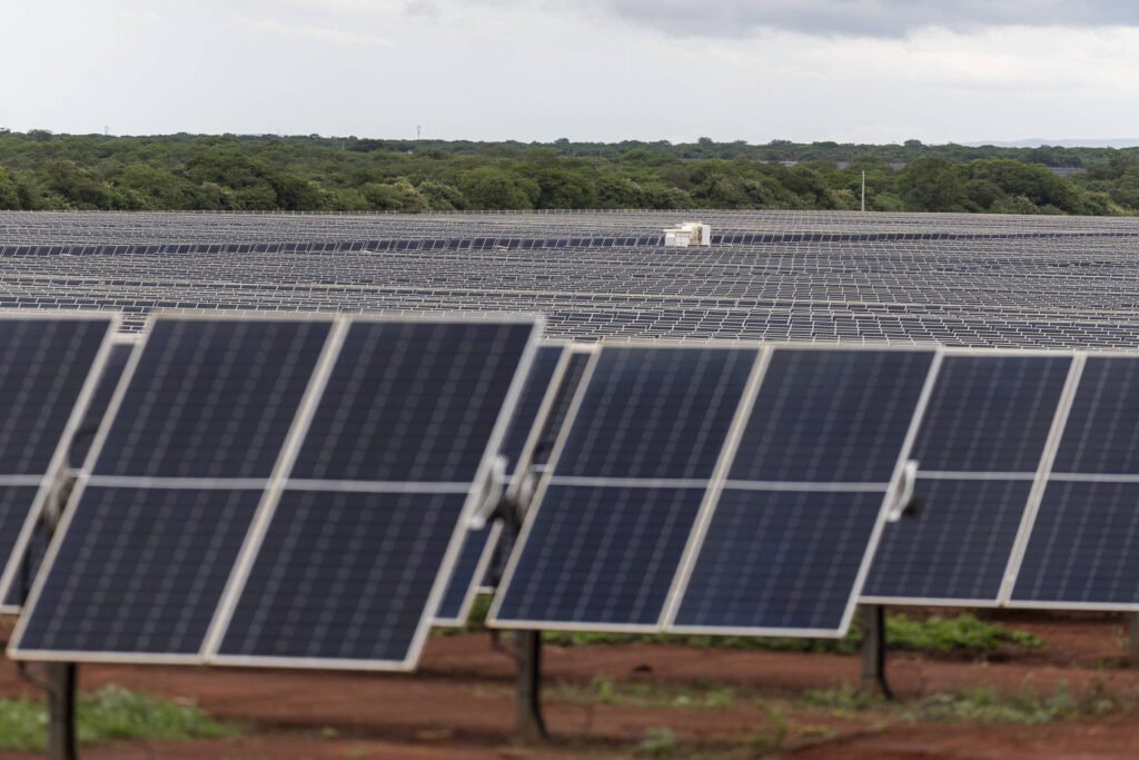 Energia solar cresce mais do que a demanda, diz ONS - 16/12/2025 - Mercado