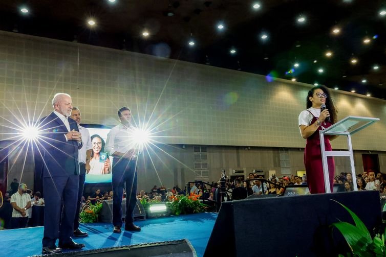 Lula entrega carteiras de docente a professores do Ceará