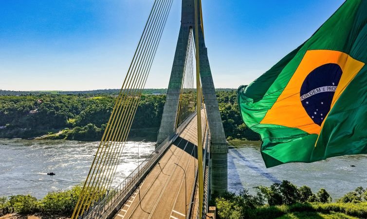Lula inaugura ponte em Foz do Iguaçu e critica quem constrói muros