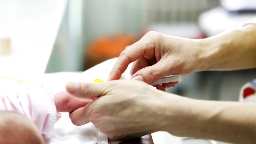 Bebês prematuros podem tomar vacina? Veja o que dizem os especialistas