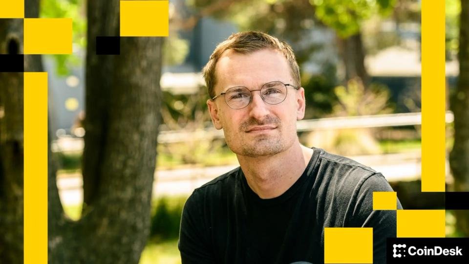 O impulso da moeda do criador da Base enfrenta reação da comunidade à medida que o sentimento se volta para X