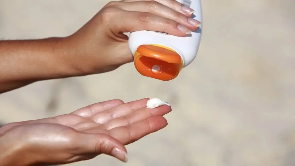 Por que as pessoas estão parando de usar protetor solar?