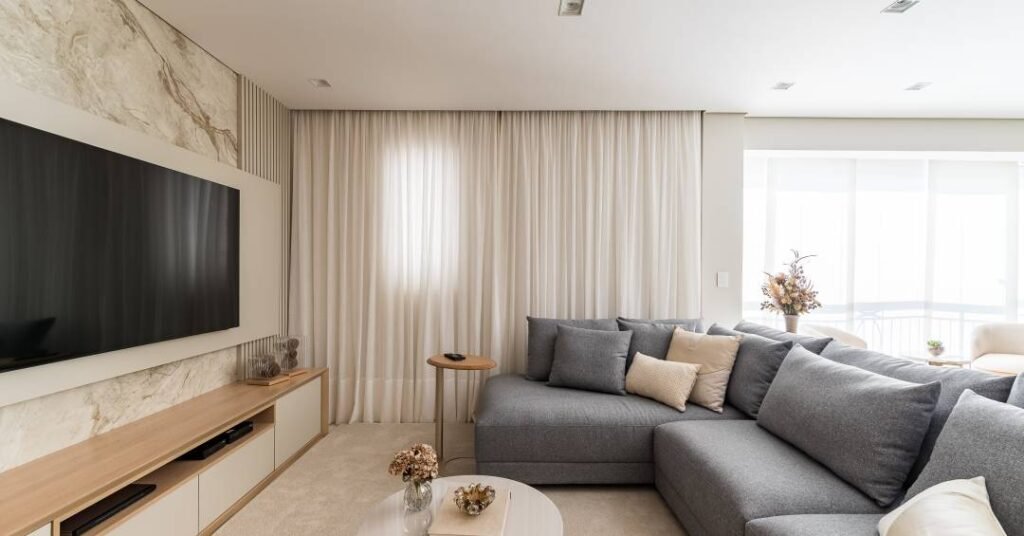 Apartamento clássico de 150 m² tem cozinha provençal e painel de porcelanato na sala