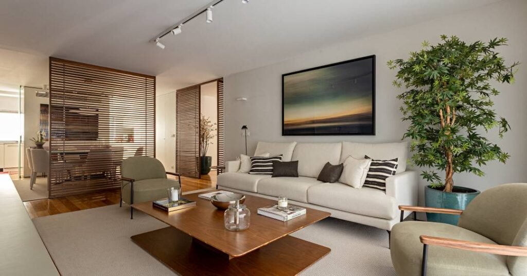 Apartamento em tons terrosos claros tem painéis ripados como divisórias