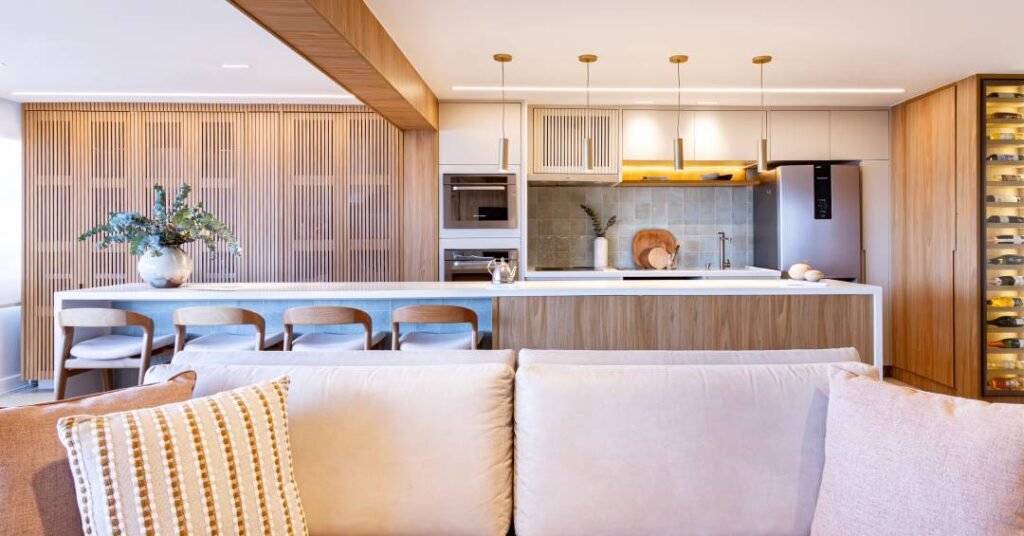 Apartamento integrado tem revestimento de madeira freijó e ladrilho verde na cozinha