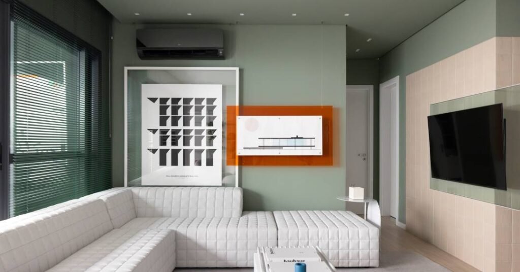 Apartamento moderno traz tons de verde e móveis com linhas orgânicas