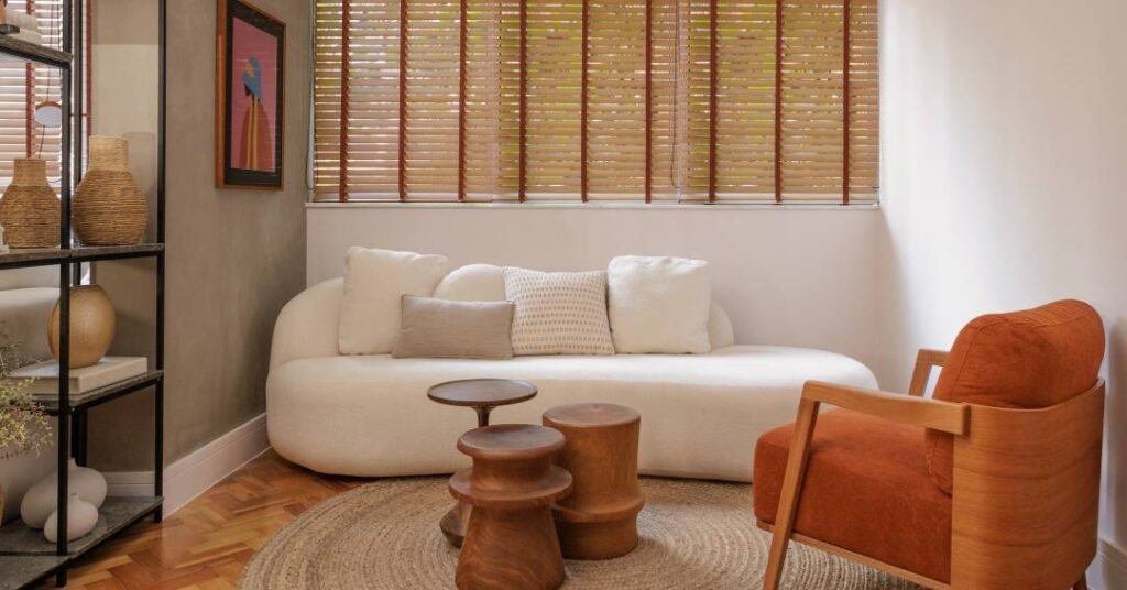 Apê colorido de 89 m² tem piso de taco, porta camarão em L e quarto multiuso