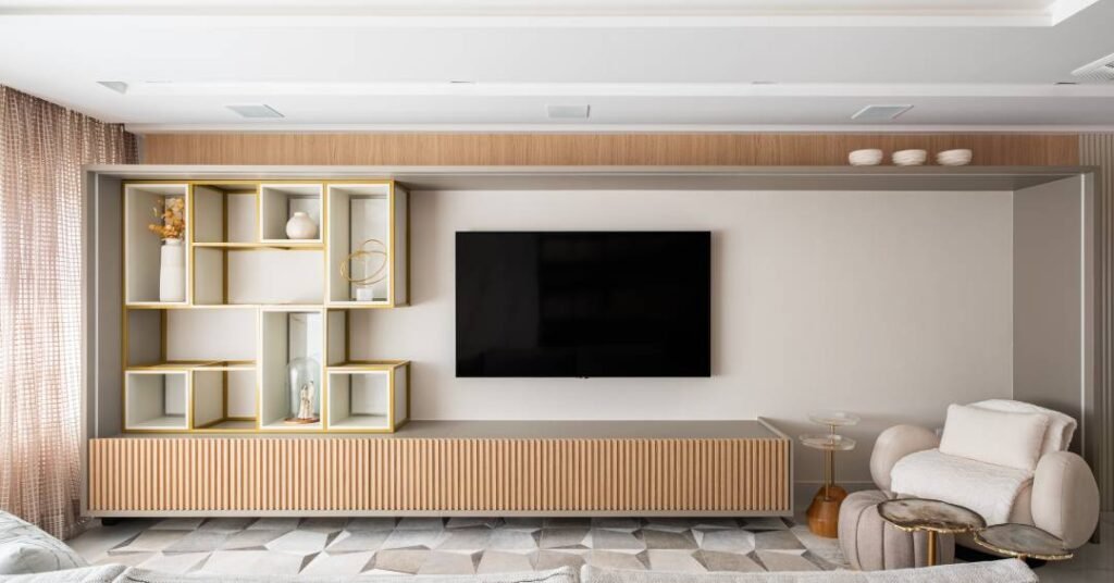 Apê com decoração clássica tem boiseries, cristaleira espelhada e lareira