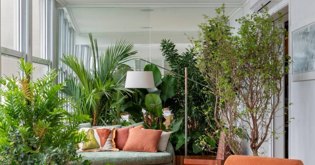 Árvores na sacada: como criar um jardim vertical exuberante no apartamento