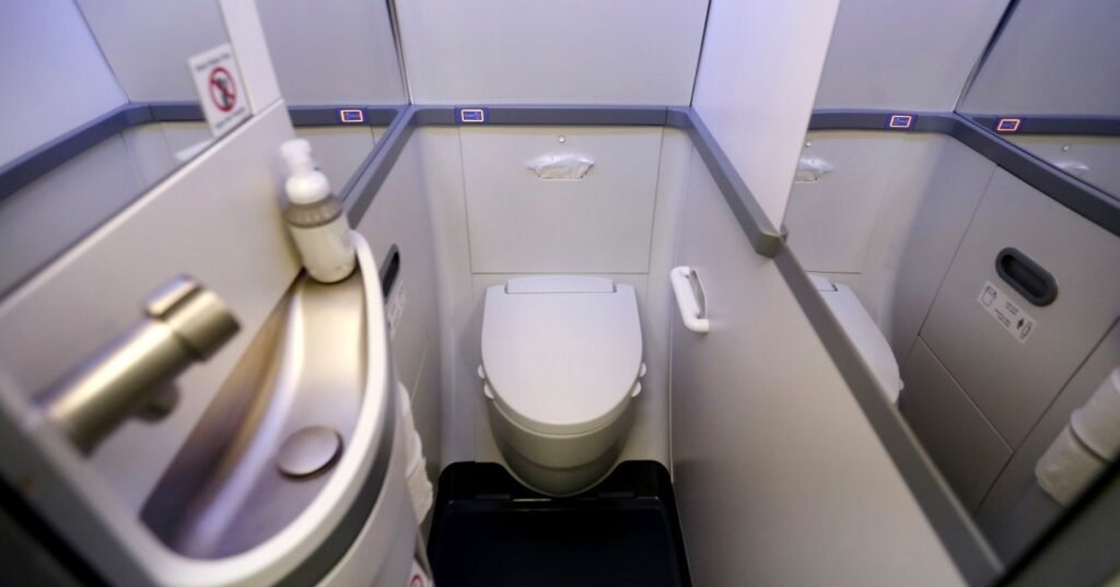 Fim da privada VIP! Projeto de lei proíbe companhias aéreas de limitar acesso a banheiros no avião