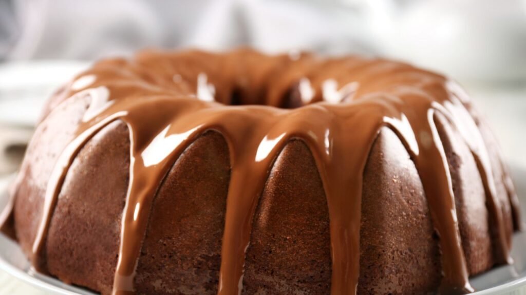 Bolo de cappuccino caseiro com chocolate e cobertura