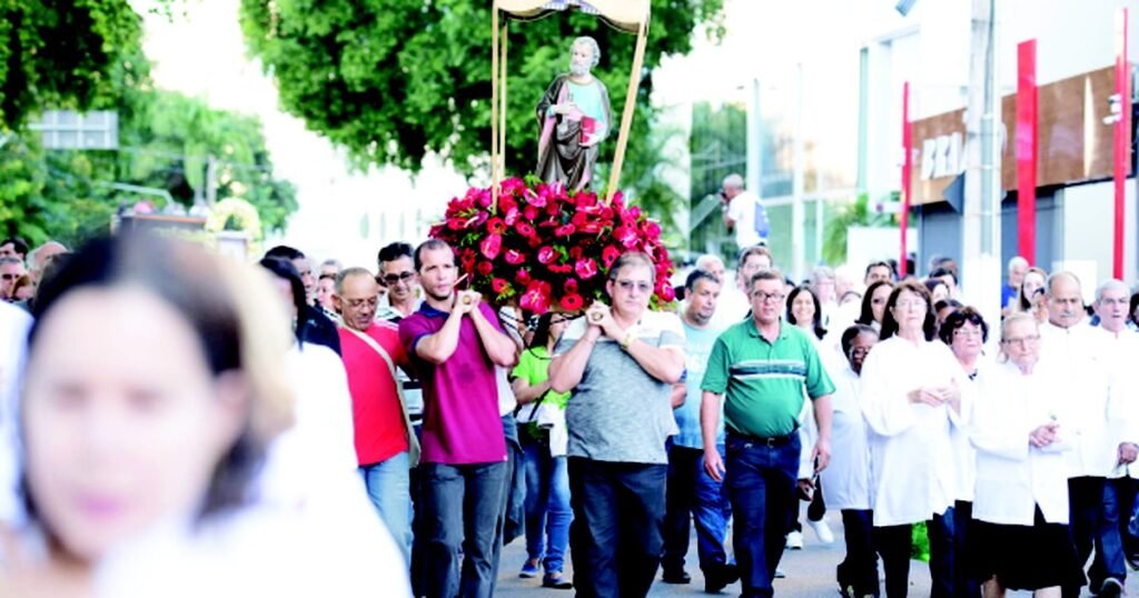 G1 - Cachoeiro realiza procissão para homenagear seu Padroeiro, São Pedro