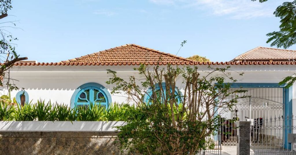 Casa antiga em Niterói é renovada com tons de azul nas janelas e esquadrias