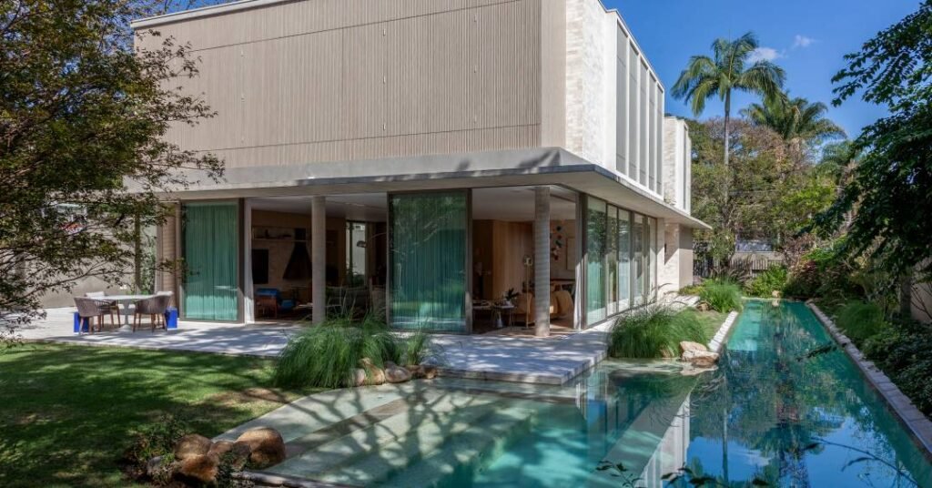 Casa tem fachada revestida tijolo travertino e academia de 80 m²