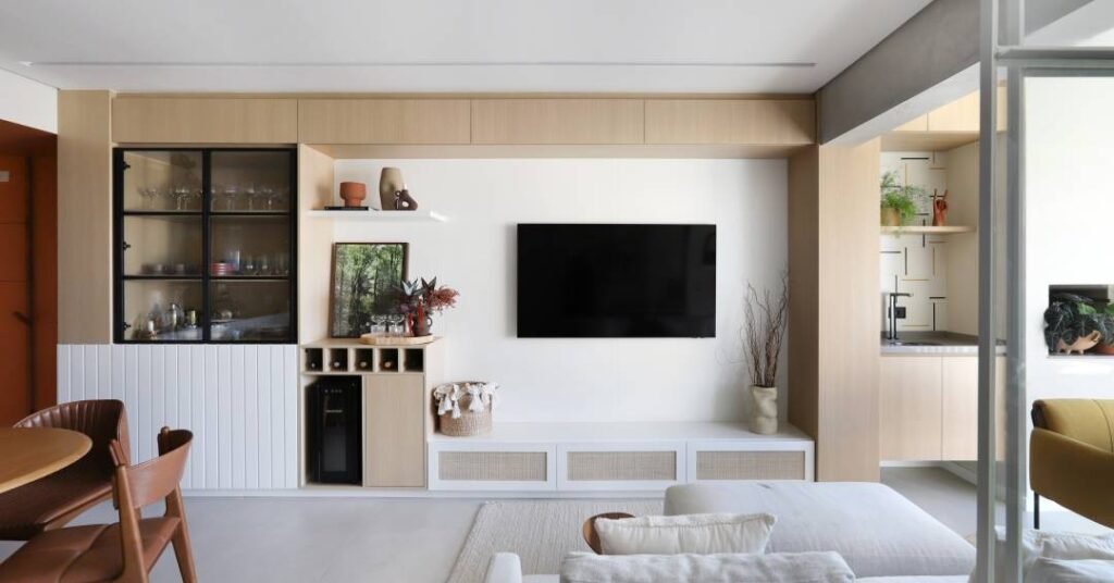 Cheio de personalidade: apê de 90 m² tem cozinha azul, marcenaria inteligente e ateliê