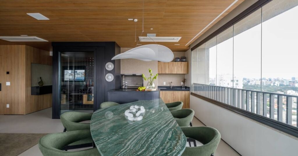 Elegância sóbria: apartamento tem adega walk-in e espaço para charutos