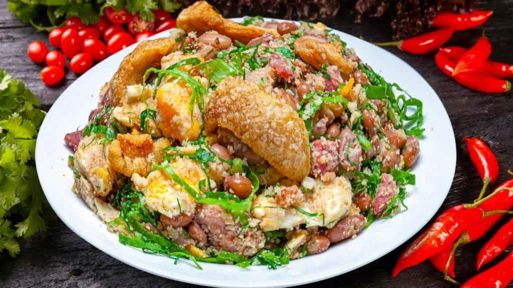 Feijão-tropeiro apimentado para fazer em menos 1 hora