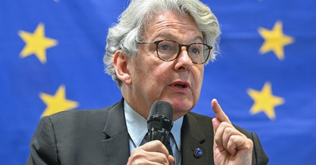 A administração Trump proíbe cinco pessoas dos EUA por moderação de conteúdo online