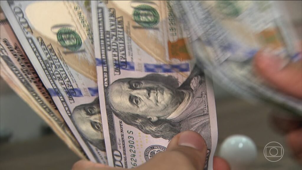 Dólar abre em alta com dados de serviços no radar e discursos do Fed