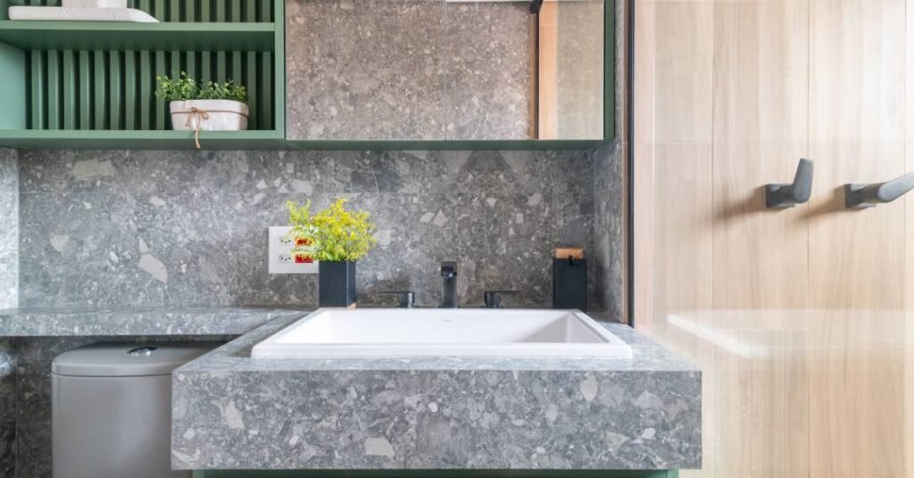 Granilite + banheiro: veja projetos criativos com o revestimento tendência