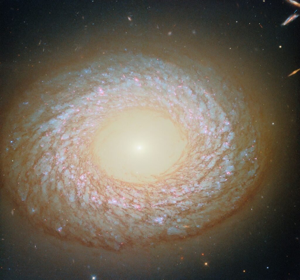 Hubble captura galáxia intrigante - NASA