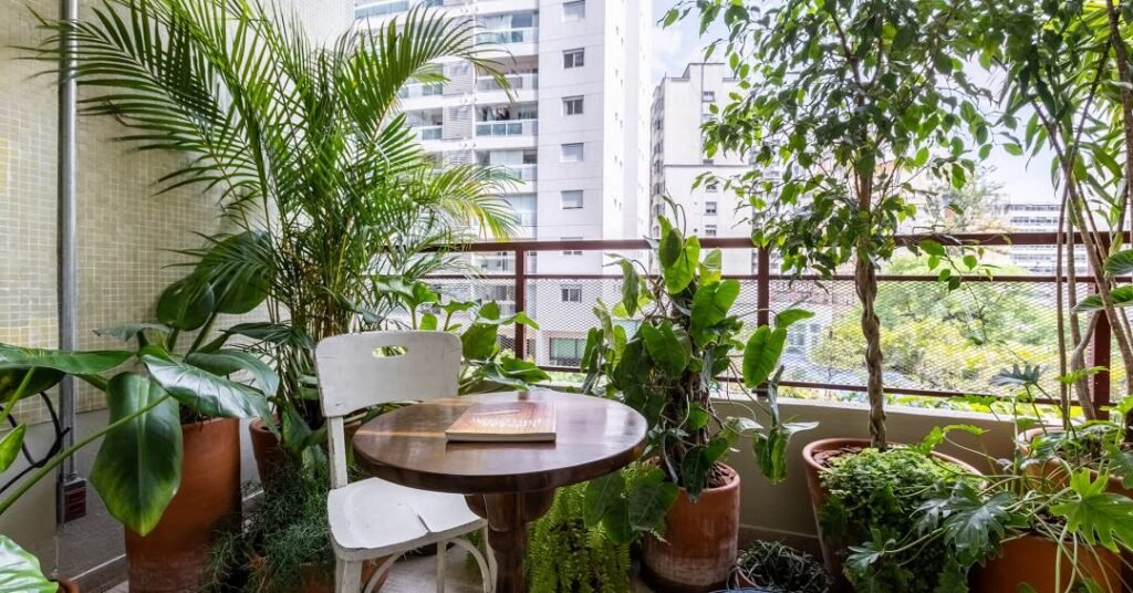 Plantas para sacada ensolarada: transforme sua varanda em um oásis verde