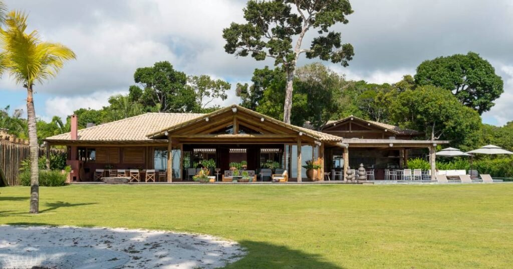 Linda casa de praia em Trancoso foi erguida ao redor das árvores