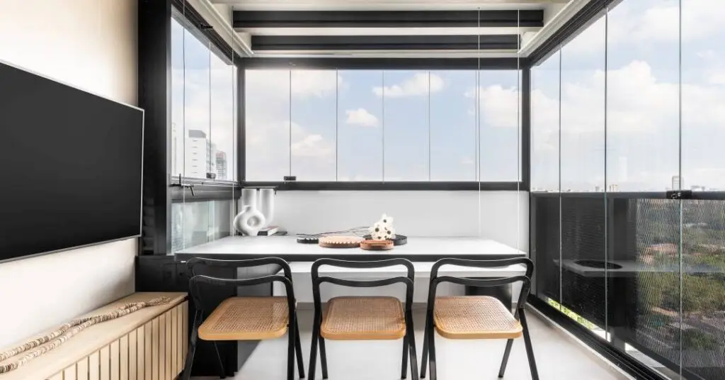 Neste apartamento de 43 m² tem mesa que sobe e desce automaticamente na varanda