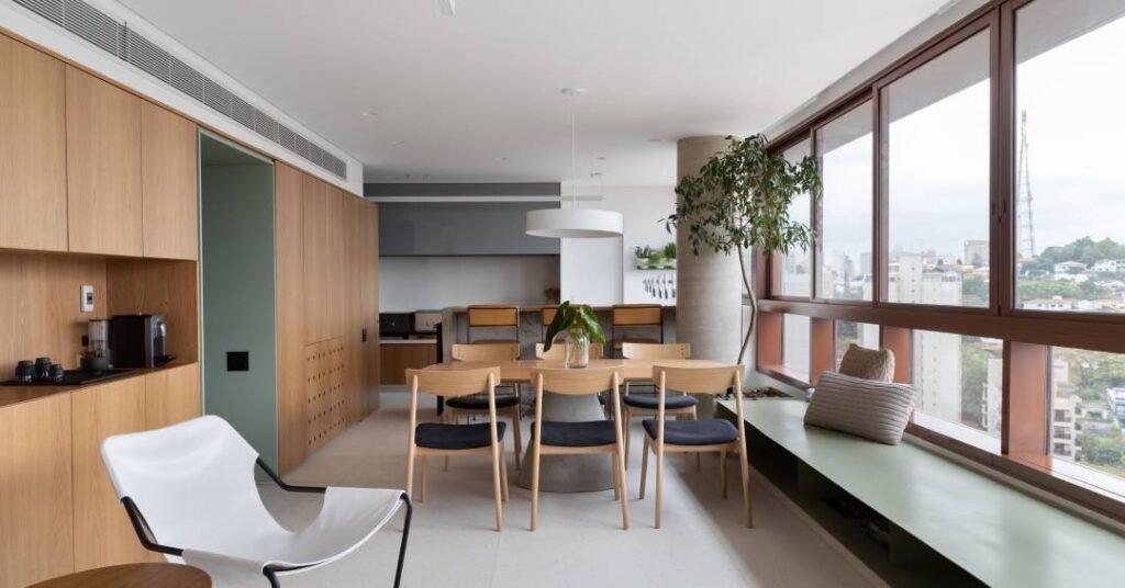 Neste apê, banco é suporte para plantas e objetos de decoração, além de rack para a TV