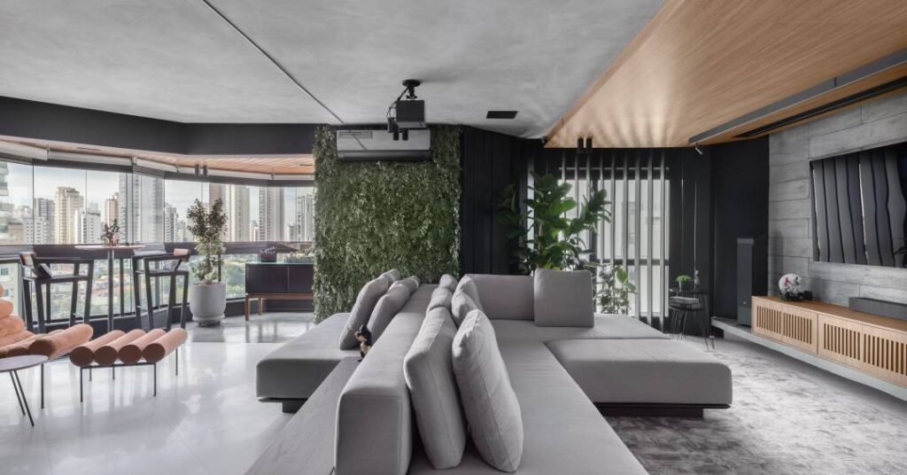 Neste apê, o canteiro virou área para pets, com grama especial e sistema de esgoto