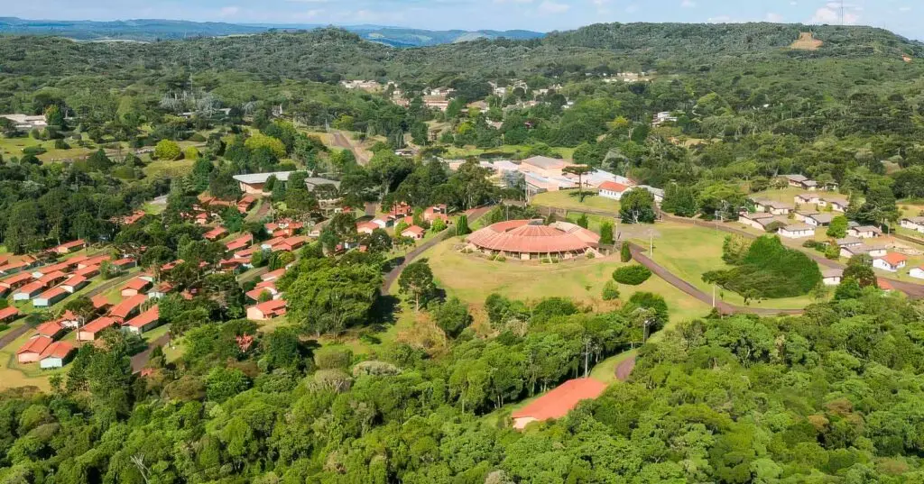 Vila fantasma no interior do Paraná pode virar um novo resort e parque temático