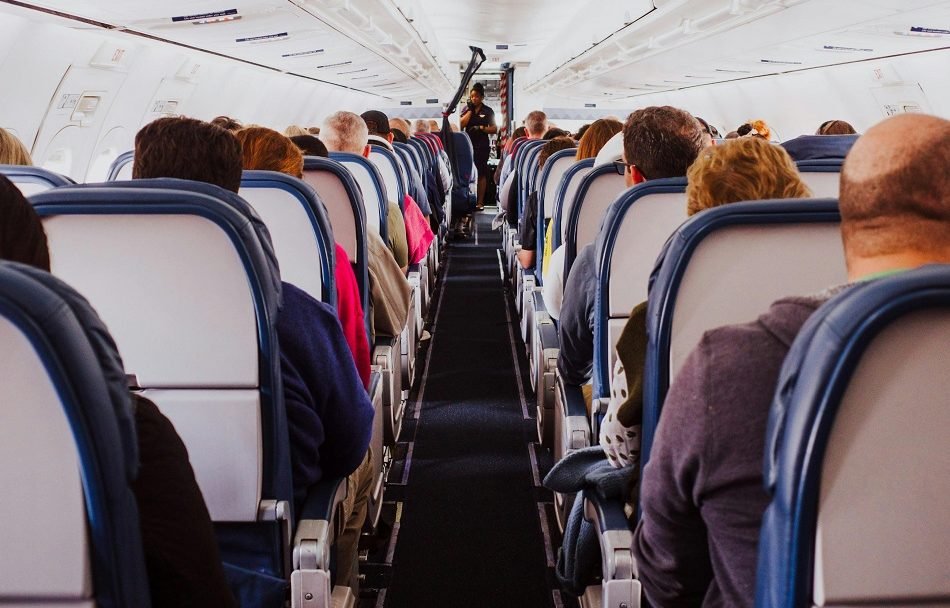 Decidiu viajar no fim do ano de última hora? Veja como buscar passagens mais baratas