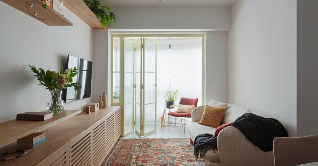 Portas de correr e portas camarão criam soluções multifuncionais neste apê de 77 m²