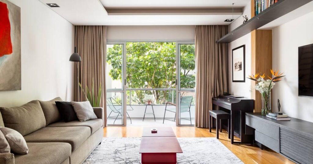 Prático e moderno: apartamento tem ambientes integrados e divisórias vazadas