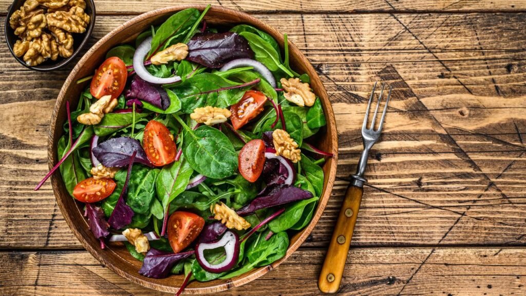 Salada de acelga especial com atum pronta em 3 passos simples