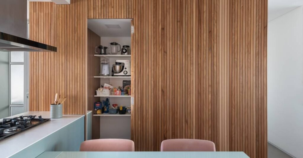 Shaft de cozinha se transforma em despensa na reforma deste apartamento de 90 m²