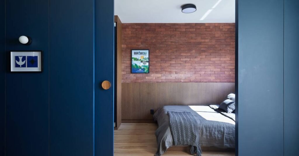 Sobriedade e leveza: apartamento 42 m² é coberto por azul petróleo