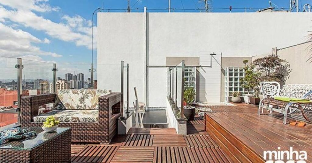 Terraço na cobertura: projeto transforma telhado em área de lazer com chuveirão