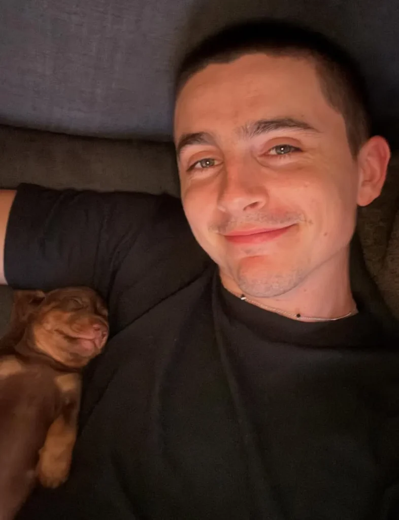 Timothée Chalamet, estrela de filmes como Wonka, Duna, surgiu em novos cliques abraçado a um cachorrinho durante um momento descontraído de sua vida pessoal. Veja fotos!