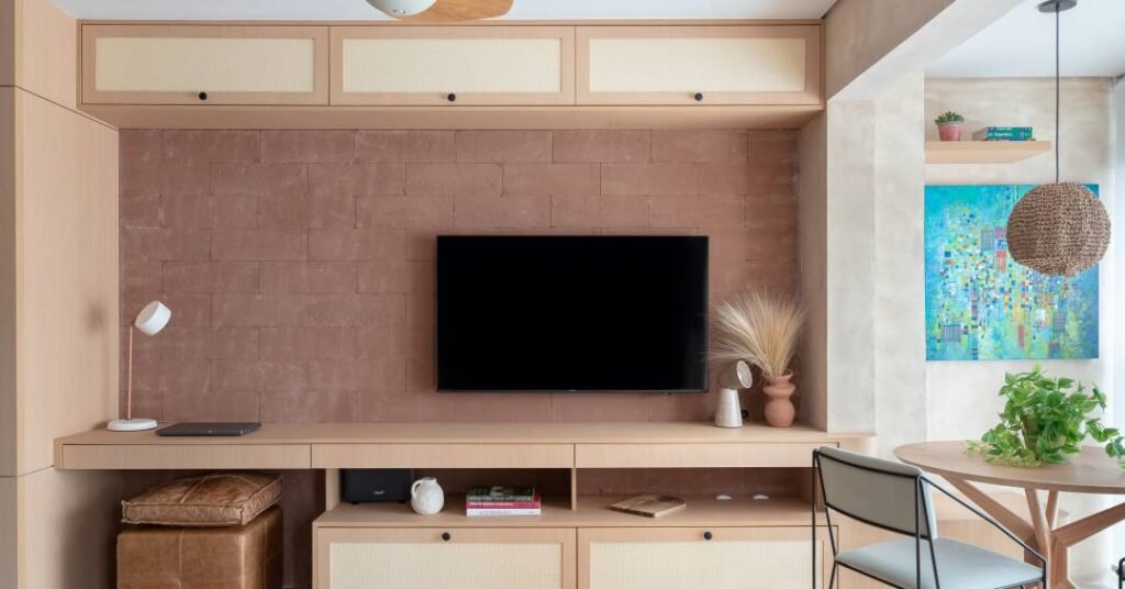 Tons terrosos: estúdio de 40 m² tem tanquinho da lavanderia, bancadas e piso em porcelanato