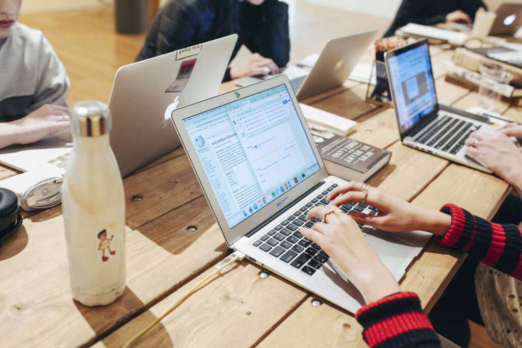 Wikipédia, 25, celebra acordos com empresas de IA - 15/01/2026 - Tec