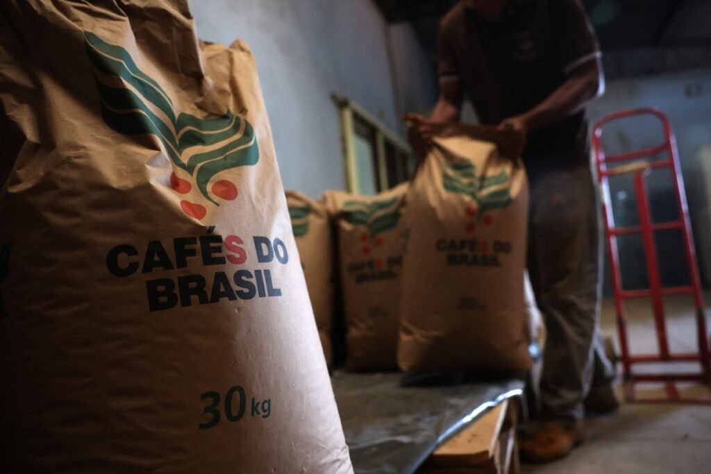 Atingido por tarifaço, Brasil exporta menos café em volume, mas alcança receita recorde em 2025