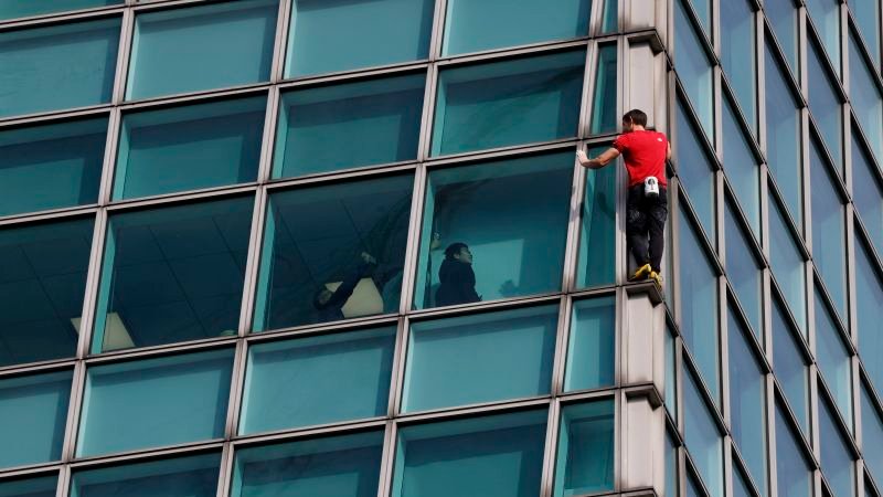 Atualizações ao vivo: Alex Honnold chega ao topo do arranha-céu Taipei 101 em escalada solo livre