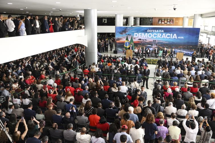 Lula: democracia é obra em construção e deve ser zelada e defendida