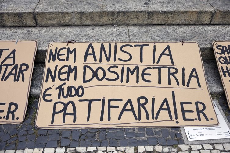 Manifestação no Rio lembra 8 de janeiro e rejeita anistia a golpistas