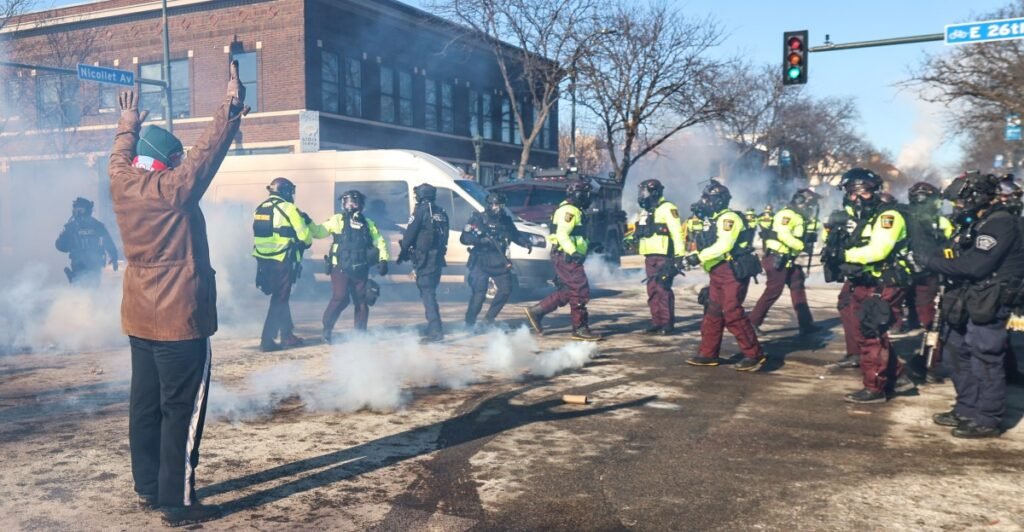 No terreno em Minneapolis após o assassinato de Alex Pretti