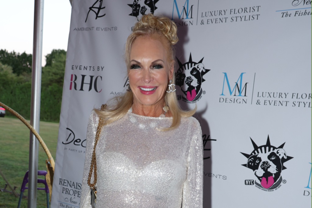 A 'melhor amiga' de Ivana Trump supostamente escoltada de Donald pela segurança